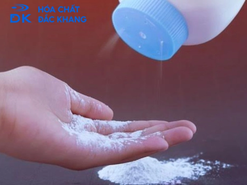 Bột Talc góp mặt trong rất nhiều sản phẩm phấn dành cho người lớn và trẻ em với nhiều tác dụng nổi bật 