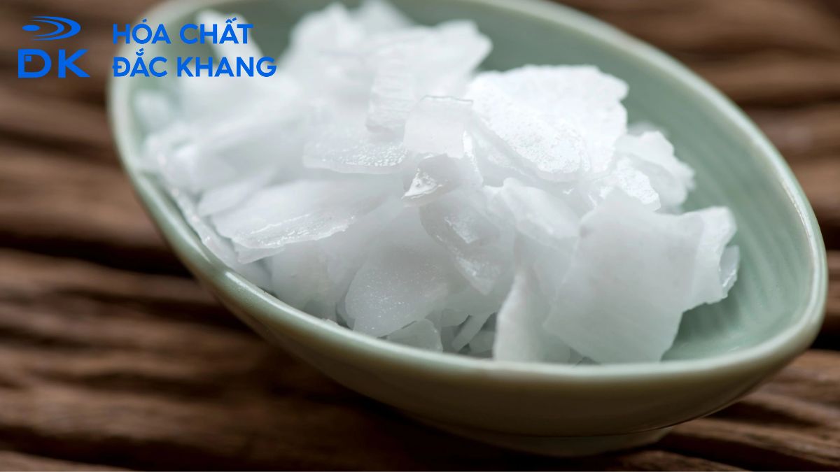 Caustic soda là gì? Ứng dụng của xút vảy trong xử lý nước