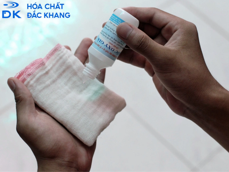 có nên dùng oxy già rửa vết thương