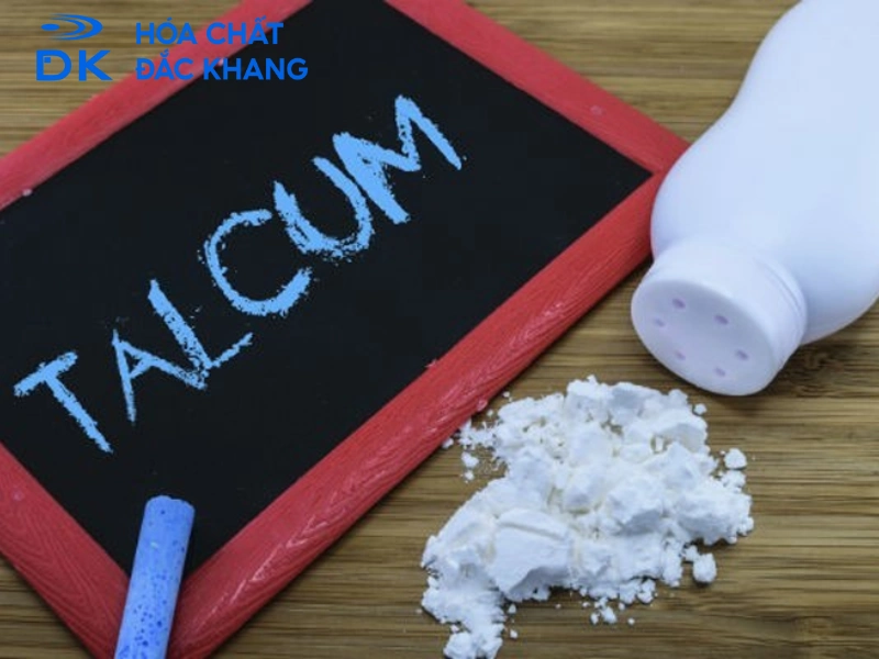 Bột Talc là khoáng chất chứa Magie, Silic, Oxy và Hydro, được khai thác trong các mỏ tự nhiên