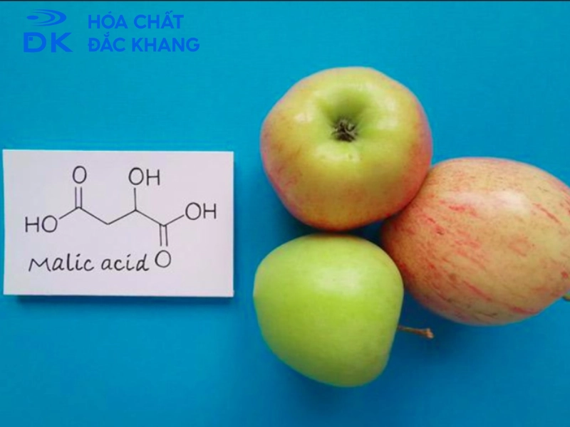 Axit Malic là gì? Đây chính là axit tự nhiên, có vị chua, được tìm thấy trong các loại trái cây như táo, lê, nho, dâu,… 