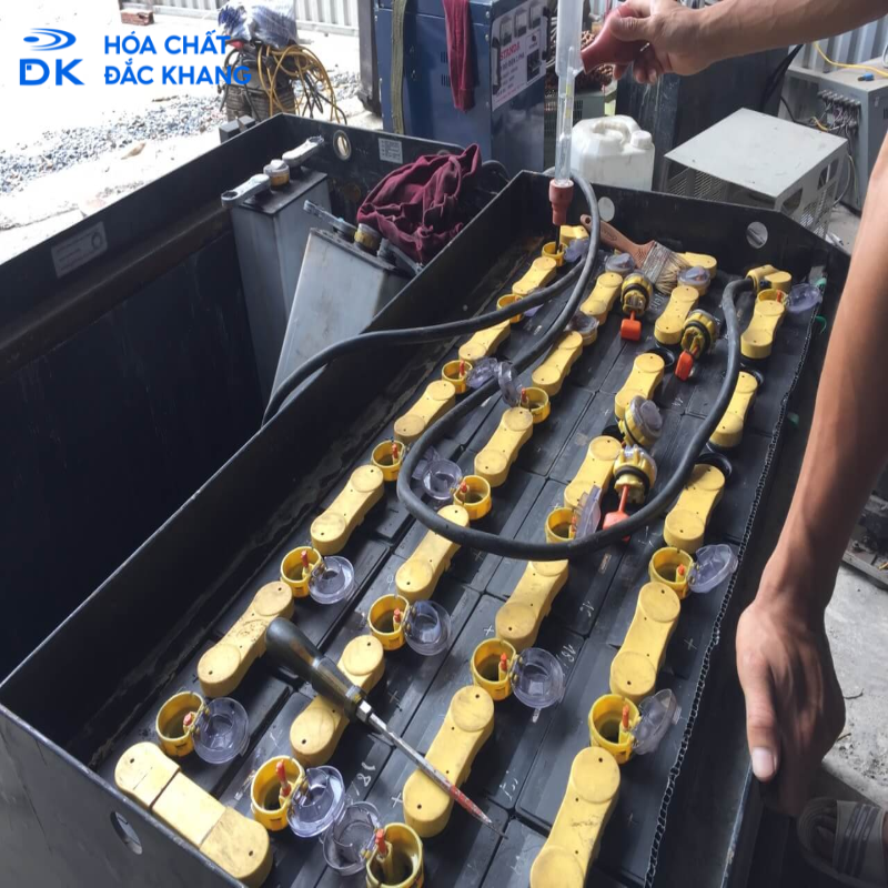 Quy trình châm axit bình ắc quy an toàn và đúng kỹ thuật