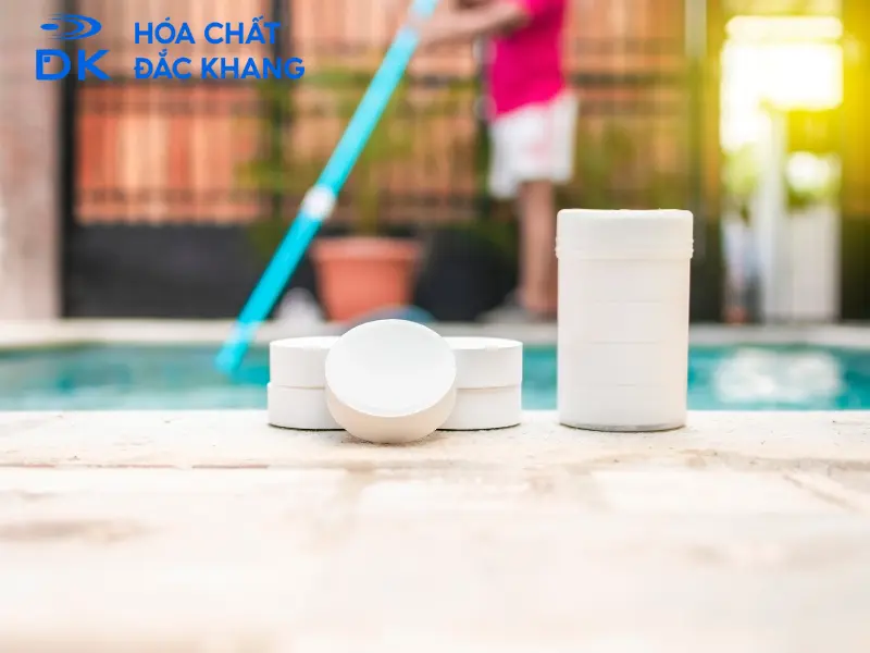 clo trong hồ bơi